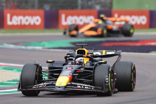 Max Verstappen of the Netherlands and Oracle Red Bull Racing in Aktion, Race, F1 Emilia-Romagna Grand Prix 2024, Autodromo Enzo e Dino Ferrari am 19. May 2024 in Imola, Italy. (Foto von Diogo Cardoso DeFodi Images) Max Verstappen of the Netherlands and Oracle Red Bull Racing in action, Race, F1 Emilia-Romagna Grand Prix 2024, Autodromo Enzo e Dino Ferrari on May 19, 2024 in Imola, Italy. (Photo by Diogo Cardoso DeFodi Images) Defodi-645_f1imo20240518_3710