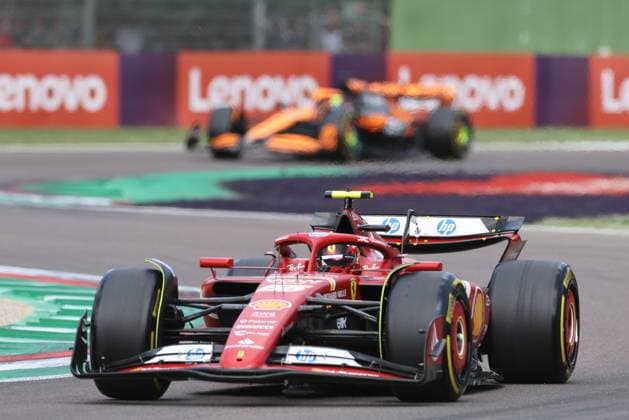 Carlos Sainz of Spain and Ferrari in Aktion, Race, F1 Emilia-Romagna Grand Prix 2024, Autodromo Enzo e Dino Ferrari am 19. May 2024 in Imola, Italy. (Foto von Diogo Cardoso DeFodi Images) Carlos Sainz of Spain and Ferrari in action, Race, F1 Emilia-Romagna Grand Prix 2024, Autodromo Enzo e Dino Ferrari on May 19, 2024 in Imola, Italy. (Photo by Diogo Cardoso DeFodi Images) Defodi-645_f1imo20240518_3720