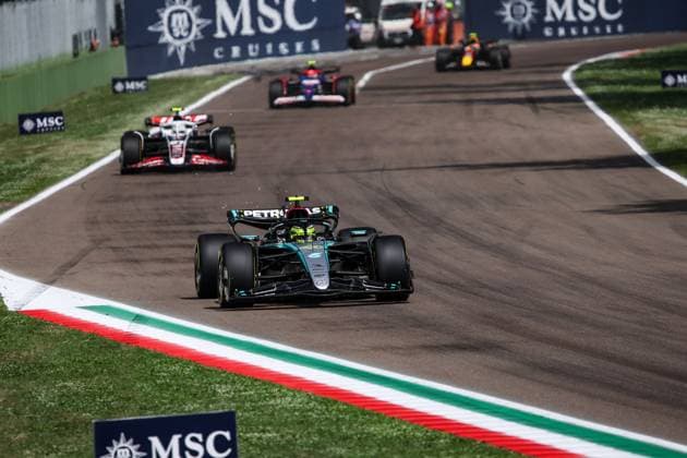 44 HAMILTON Lewis (gbr), Mercedes AMG F1 Team W15, action during the Formula 1 MSC Cruises Gran Premio del Made in Italy e Dell™Emilia-Romagne 2024, 7th round of the 2024 Formula One World Championship, WM, Weltmeisterschaft from May 17 to 19, 2024 on the Autodromo Enzo e Dino Ferrari, in Imola, Italy - F1 - EMILIA-ROMAGNA GRAND PRIX 2024 DPPI Panoramic  240519_R07_EMR_DP_XB3_2334
