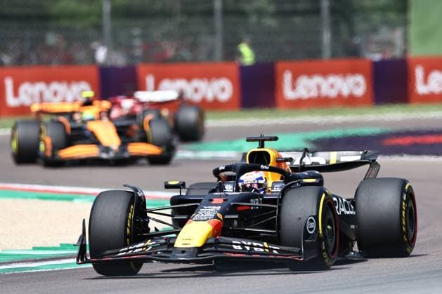 Max Verstappen of the Netherlands and Oracle Red Bull Racing and Lando Norris of Great Britain and McLaren in Aktion, Race, F1 Emilia-Romagna Grand Prix 2024, Autodromo Enzo e Dino Ferrari am 19. May 2024 in Imola, Italy. (Foto von Diogo Cardoso DeFodi Images) Max Verstappen of the Netherlands and Oracle Red Bull Racing and Lando Norris of Great Britain and McLaren in action, Race, F1 Emilia-Romagna Grand Prix 2024, Autodromo Enzo e Dino Ferrari on May 19, 2024 in Imola, Italy. (Photo by Diogo Cardoso DeFodi Images) Defodi-645_f1imo20240518_3853