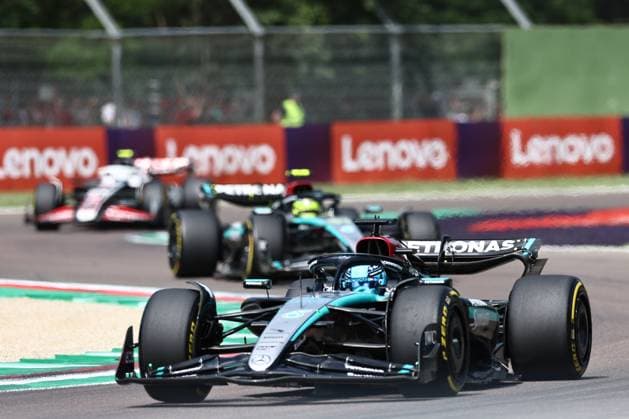 George Russell of Great Britain and Mercedes in Aktion, Race, F1 Emilia-Romagna Grand Prix 2024, Autodromo Enzo e Dino Ferrari am 19. May 2024 in Imola, Italy. (Foto von Diogo Cardoso DeFodi Images) George Russell of Great Britain and Mercedes in action, Race, F1 Emilia-Romagna Grand Prix 2024, Autodromo Enzo e Dino Ferrari on May 19, 2024 in Imola, Italy. (Photo by Diogo Cardoso DeFodi Images) Defodi-645_f1imo20240518_3874