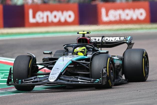 Lewis Hamilton of Great Britain and Mercedes in Aktion, Race, F1 Emilia-Romagna Grand Prix 2024, Autodromo Enzo e Dino Ferrari am 19. May 2024 in Imola, Italy. (Foto von Diogo Cardoso DeFodi Images) Lewis Hamilton of Great Britain and Mercedes in action, Race, F1 Emilia-Romagna Grand Prix 2024, Autodromo Enzo e Dino Ferrari on May 19, 2024 in Imola, Italy. (Photo by Diogo Cardoso DeFodi Images) Defodi-645_f1imo20240518_4282