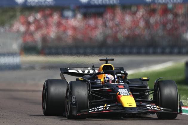Max Verstappen of the Netherlands and Oracle Red Bull Racing in Aktion, Race, F1 Emilia-Romagna Grand Prix 2024, Autodromo Enzo e Dino Ferrari am 19. May 2024 in Imola, Italy. (Foto von Diogo Cardoso DeFodi Images) Max Verstappen of the Netherlands and Oracle Red Bull Racing in action, Race, F1 Emilia-Romagna Grand Prix 2024, Autodromo Enzo e Dino Ferrari on May 19, 2024 in Imola, Italy. (Photo by Diogo Cardoso DeFodi Images) Defodi-645_f1imo20240518_4717