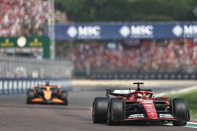 Charles Leclerc of Monaco and Ferrari and Lando Norris of Great Britain and McLaren in Aktion, Race, F1 Emilia-Romagna Grand Prix 2024, Autodromo Enzo e Dino Ferrari am 19. May 2024 in Imola, Italy. (Foto von Diogo Cardoso DeFodi Images) Charles Leclerc of Monaco and Ferrari and Lando Norris of Great Britain and McLaren in action, Race, F1 Emilia-Romagna Grand Prix 2024, Autodromo Enzo e Dino Ferrari on May 19, 2024 in Imola, Italy. (Photo by Diogo Cardoso DeFodi Images) Defodi-645_f1imo20240518_4734