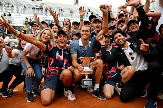 Bilder des Jahres 2024, Sport 05 Mai Sport Themen der Woche KW21 Sport Bilder des Tages May 19, 2024, Rome: Alexander Zverev of Germany (C) poses with his trophy after winning his men s singles final match against Nicolas Jarry of Chile (not pictured) at the Italian Open tennis tournament in Rome, Italy, 19 May 2024. ANSA ETTORE FERRARI Italian Open tennis tournament  - ZUMAa110 20240519_zaf_a110_074 Copyright: xEttorexFerrarix