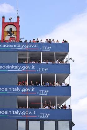 Fans im Tower, Rennen, ITA, Formel 1 Weltmeisterschaft, Grand Prix Emilia-Romagna Imola, Autodromo Enzo e Dino Ferrari, Media Day, 19.05.2024 ITA, Formel 1 Weltmeisterschaft, Grand Prix Emilia-Romagna Imola, Autodromo Enzo e Dino Ferrari, Media Day, 19.05.2024 Imola Copyright: xEibner-Pressefoto AnnikaxGrafx EP_AGF