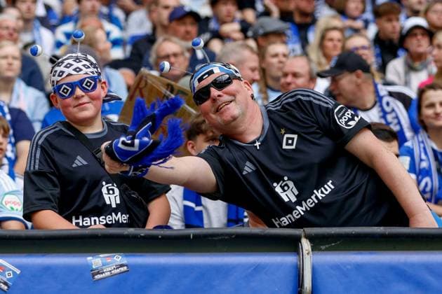 dieser HSV Fan und sein Sohn waren fröhlich verrückt gut drauf und jubelten Deutschland , Hamburg , Volksparkstadion , Fussball , Bundesliga , 2. Fussball Bundesliga , Hamburger SV - 1 FC Nürnberg