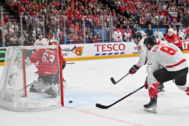 PRAGUE, CZECH REPUBLIC - MAY 19: Nick Paul of Canada scores a goal against goalkeeper Leonardo Genoni of Switzerland during the preliminary round match between Switzerland and Canada at Prague Arena on May 19, 2024 in Prague, Czech Republic. Prague Prague Arena Czech Republic Copyright: xJustPictures.ch AndreaxBrancax jp-en-EuSpIm-AB_19052024_AAB_8593