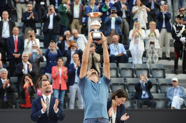 Foto IPP Cavaliere Emiliano. Roma 19 05 2024. Tennis Internazionali d Italia 2024. Nella foto: Alexander Zverev alza la coppa. Italy Photo Press - World Copyright italy ITALY  Copyright: xR4924_italyphotopressx