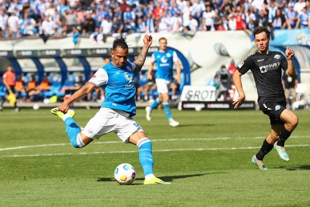 19.05.2024, xtgx, Fussball 2. Bundesliga, FC Hansa Rostock - SC Paderborn 07, v.l. Juan Jose Perea (Rostock, 18) schiesst den Ball aufs Tor, Torschuss, Schuss (DFL DFB REGULATIONS PROHIBIT ANY USE OF PHOTOGRAPHS as IMAGE SEQUENCES and or QUASI-VIDEO) Rostock