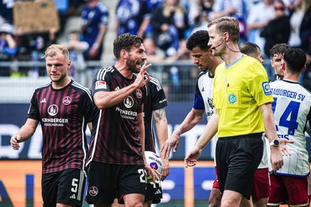 Enrico Valentini (1. FC Nuernberg, 22) diskutiert mit Schiedsrichter Arne Aarnink GER, Hamburger SV vs. 1. FC Nuernberg, Fussball, 2. Bundesliga, Spieltag 34, Saison 2023 2024, 19.05.2024 DFL REGULATIONS PROHIBIT ANY USE OF PHOTOGRAPHS AS IMAGE SEQUENCES AND OR QUASI-VIDEO GER, Hamburger SV vs. 1. FC Nuernberg, Fussball, 2. Bundesliga, Spieltag 34, Saison 2023 2024, 19.05.2024 Hamburg