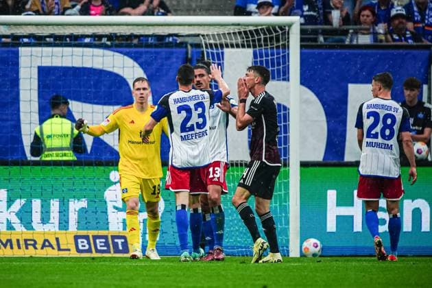 Jubel nach Parade Matheo Raab (Hamburger SV, 19), Guilherme Ramos (Hamburger SV, 13) und Jonas Meffert (Hamburger SV, 23) GER, Hamburger SV vs. 1. FC Nuernberg, Fussball, 2. Bundesliga, Spieltag 34, Saison 2023 2024, 19.05.2024 DFL REGULATIONS PROHIBIT ANY USE OF PHOTOGRAPHS AS IMAGE SEQUENCES AND OR QUASI-VIDEO GER, Hamburger SV vs. 1. FC Nuernberg, Fussball, 2. Bundesliga, Spieltag 34, Saison 2023 2024, 19.05.2024 Hamburg
