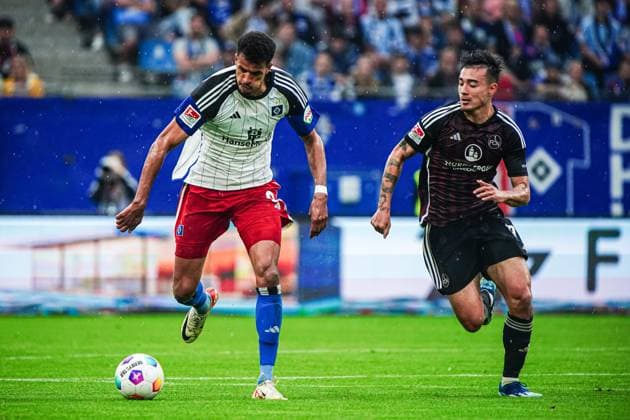 Robert Glatzel (Hamburger SV, 09), Jens Castrop (1. FC Nuernberg, 17) GER, Hamburger SV vs. 1. FC Nuernberg, Fussball, 2. Bundesliga, Spieltag 34, Saison 2023 2024, 19.05.2024 DFL REGULATIONS PROHIBIT ANY USE OF PHOTOGRAPHS AS IMAGE SEQUENCES AND OR QUASI-VIDEO GER, Hamburger SV vs. 1. FC Nuernberg, Fussball, 2. Bundesliga, Spieltag 34, Saison 2023 2024, 19.05.2024 Hamburg