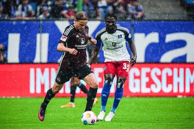 Felix Lohkemper (1. FC Nuernberg, 07), Stephan Ambrosius (Hamburger SV, 35) GER, Hamburger SV vs. 1. FC Nuernberg, Fussball, 2. Bundesliga, Spieltag 34, Saison 2023 2024, 19.05.2024 DFL REGULATIONS PROHIBIT ANY USE OF PHOTOGRAPHS AS IMAGE SEQUENCES AND OR QUASI-VIDEO GER, Hamburger SV vs. 1. FC Nuernberg, Fussball, 2. Bundesliga, Spieltag 34, Saison 2023 2024, 19.05.2024 Hamburg