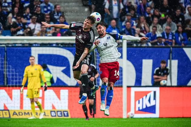 Kopfballduell Luftzweikampf Erik Wekesser (1. FC Nuernberg, 13), Ludovit Reis (Hamburger SV, 14) GER, Hamburger SV vs. 1. FC Nuernberg, Fussball, 2. Bundesliga, Spieltag 34, Saison 2023 2024, 19.05.2024 DFL REGULATIONS PROHIBIT ANY USE OF PHOTOGRAPHS AS IMAGE SEQUENCES AND OR QUASI-VIDEO GER, Hamburger SV vs. 1. FC Nuernberg, Fussball, 2. Bundesliga, Spieltag 34, Saison 2023 2024, 19.05.2024 Hamburg