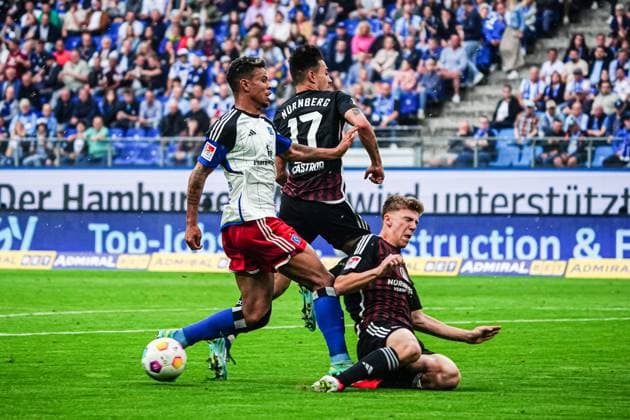 Ransford-Yeboah Koenigsdoerffer (Hamburger SV, 11), Jens Castrop (1. FC Nuernberg, 17), Finn Jeltsch (1. FC Nuernberg, 44) GER, Hamburger SV vs. 1. FC Nuernberg, Fussball, 2. Bundesliga, Spieltag 34, Saison 2023 2024, 19.05.2024 DFL REGULATIONS PROHIBIT ANY USE OF PHOTOGRAPHS AS IMAGE SEQUENCES AND OR QUASI-VIDEO GER, Hamburger SV vs. 1. FC Nuernberg, Fussball, 2. Bundesliga, Spieltag 34, Saison 2023 2024, 19.05.2024 Hamburg