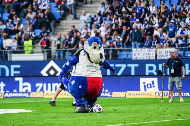 Hamburger SV Maskottchen Dino Hermann GER, Hamburger SV vs. 1. FC Nuernberg, Fussball, 2. Bundesliga, Spieltag 34, Saison 2023 2024, 19.05.2024 DFL REGULATIONS PROHIBIT ANY USE OF PHOTOGRAPHS AS IMAGE SEQUENCES AND OR QUASI-VIDEO GER, Hamburger SV vs. 1. FC Nuernberg, Fussball, 2. Bundesliga, Spieltag 34, Saison 2023 2024, 19.05.2024 Hamburg