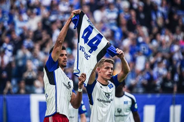 Torjubel Jubel Hamburger SV nach Tor zum 1:0 Robert Glatzel (Hamburger SV, 09) mit Trikot von Mario Vuskovic (Hamburger SV, 44) GER, Hamburger SV vs. 1. FC Nuernberg, Fussball, 2. Bundesliga, Spieltag 34, Saison 2023 2024, 19.05.2024 DFL REGULATIONS PROHIBIT ANY USE OF PHOTOGRAPHS AS IMAGE SEQUENCES AND OR QUASI-VIDEO GER, Hamburger SV vs. 1. FC Nuernberg, Fussball, 2. Bundesliga, Spieltag 34, Saison 2023 2024, 19.05.2024 Hamburg