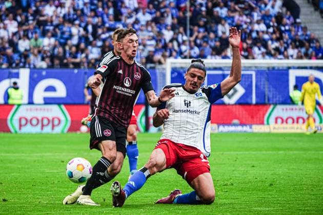 Benjamin Goller (1. FC Nuernberg, 14), Guilherme Ramos (Hamburger SV, 13) GER, Hamburger SV vs. 1. FC Nuernberg, Fussball, 2. Bundesliga, Spieltag 34, Saison 2023 2024, 19.05.2024 DFL REGULATIONS PROHIBIT ANY USE OF PHOTOGRAPHS AS IMAGE SEQUENCES AND OR QUASI-VIDEO GER, Hamburger SV vs. 1. FC Nuernberg, Fussball, 2. Bundesliga, Spieltag 34, Saison 2023 2024, 19.05.2024 Hamburg