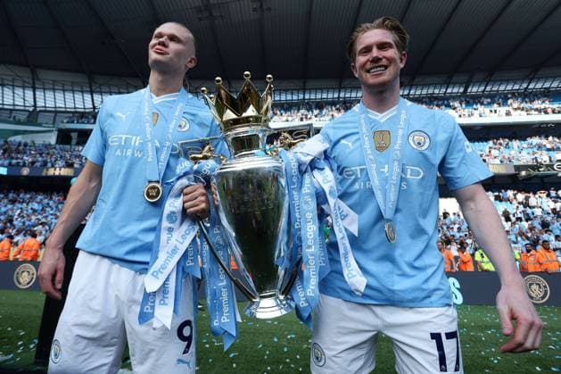 Erling Haaland of Manchester City (L) and Kevin De Bruyne of Manchester City (R) with the Premier League trophy Manchester City v West Ham United, Premier League, Football, Etihad Stadium, Manchester, UK - 19 May 2024 EDITORIAL USE ONLY No use with unauthorised audio, video, data, fixture lists, club league logos or live services. Online in-match use limited to 120 images, no video emulation. No use in betting, games or single club league player publications. Copyright: xMattxWest Shutterstockx 14486517au