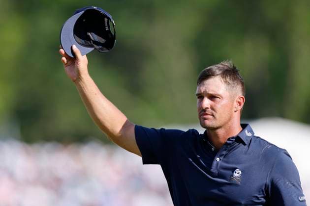 LOUISVILLE, KY - MAY 19: Bryson DeChambeau (USA) acknowledges the crowd after holing a birdie putt at the 18th hole during the final round of the 2024 PGA, Golf Herren Championship at Valhalla Golf Club on May 19, 2024 in Louisville, Kentucky. (Photo by Joe Robbins Icon Sportswire) GOLF: MAY 19 PGA Championship EDITORIAL USE ONLY Icon573240519048