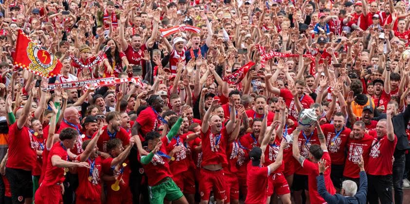 Bilder des Jahres 2024, Sport 05 Mai Sport Themen der Woche KW21 Sport Bilder des Tages Fussball, Herren, Saison 2023 24, Regionalliga Nordost (34. Spieltag), Hertha BSC II - FC Energie Cottbus (0:2), Fans und Spieler von Energie feiern den Aufstieg, unten hat Jonas Hildebrandt (Energie Cottbus) den Meisterpokal, 19.05. 2024, *** Soccer, Men, Season 2023 24, Regionalliga Nordost 34 Matchday , Hertha BSC II FC Energie Cottbus 0 2 , Fans and players of Energie celebrate the promotion, below Jonas Hildebrandt has Energie Cottbus the championship trophy, 19 05 2024, Copyright: xMatthiasxKochx