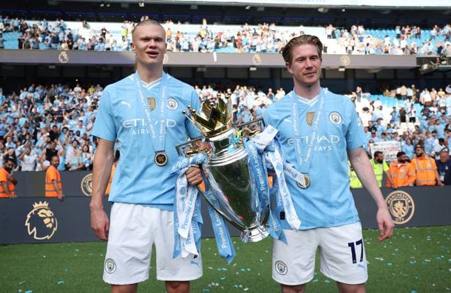 Sport Themen der Woche KW21 Sport Bilder des Tages (240520) -- MANCHESTER, May 20, 2024 -- Erling Haaland (L) and Kevin De Bruyne of Manchester City celebrate with the Premier League trophy after the English Premier League football match between Manchester City and West Ham United in Manchester, Britain, on May 19, 2024. (SP)BRITAIN-MANCHESTER-FOOTBALL-ENGLISH PREMIER LEAGUE-MANCHESTER CITY VS WEST HAM UNITED LixYing 