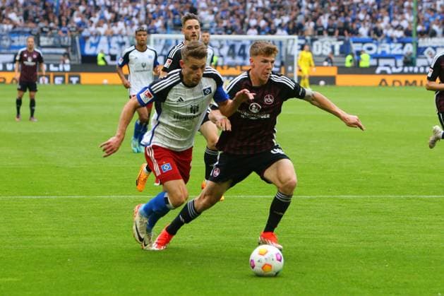 Fussball I Herren I 2. Bundesliga l Hamburger SV - 1.FC Nürnberg 34. Spieltag I 19.05.2024 Saison 2023 2024 Finn Jeltsch (1.FC Nürnberg) Miro Muheim (Hamburger SV) kampf um dem Ball
