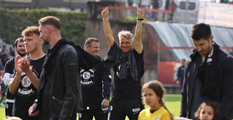 19.05.2024, Fussball, Herren, 2. Bundesliga, Saison 2023 2024, SV 07 Elversberg - Karlsruher SC, Trainer Horst Steffen (SV 07 Elversberg) jubelt Elversberg Ursapharm-Arena an der Kaiserlinde Saarland Deutschland (DE)