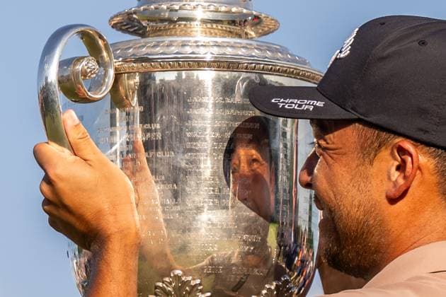240519 Xander Schauffele of the United States celebrates with the trophy after winning the 2024 PGA, Golf Herren Championship Golf Tournament on May 19, 2024 in Louisville. Photo: Petter Arvidson BILDBYRAN kod PA PA0811 golf pga championship bbeng jubel Copyright: PETTERxARVIDSON BB240519PA196