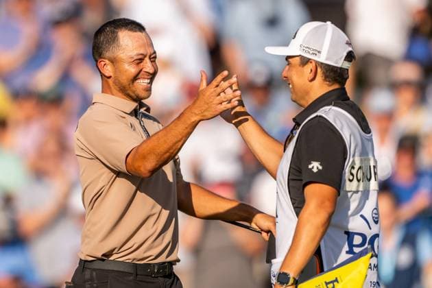 240519 Xander Schauffele of the United States celebrate with his caddie after winning the 2024 PGA, Golf Herren Championship Golf Tournament on May 19, 2024 in Louisville. Photo: Petter Arvidson BILDBYRAN kod PA PA0811 golf pga championship bbeng jubel Copyright: PETTERxARVIDSON BB240519PA197