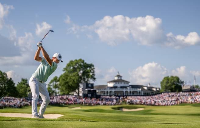 240519 Viktor Hovland of Norway plays his second shot on the 18th hole during the final round of the 2024 PGA, Golf Herren Championship Golf Tournament on May 19, 2024 in Louisville. Photo: Petter Arvidson BILDBYRAN kod PA PA0811 golf pga championship bbeng Copyright: PETTERxARVIDSON BB240519PA199
