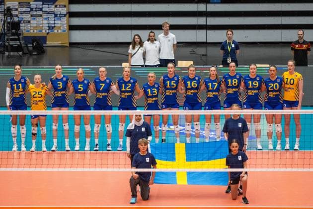 240519 Players of Sweden during the national anthem prior to the European Golden League between Sweden and Belgium on May 19, 2024 in Lund. Photo: Avdo Bilkanovic BILDBYRAN COP 115 AB0272 volleyboll volleyball european golden league sverige belgium sweden dam bbeng Copyright: AVDOxBILKANOVIC BB240519AB082