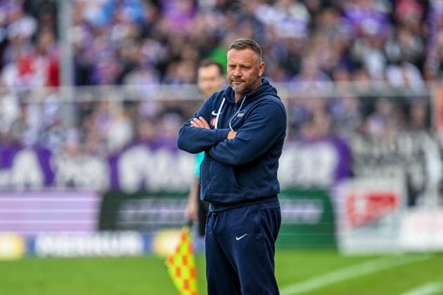 2. Bundesliga - VfL Osnabrück - Hertha BSC Berlin am 19.05.2024 an der Bremer Brücke in Osnabrück Trainer Pal Dardai (Hertha BSC Berlin) nachdenklich