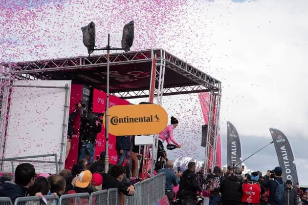19.05.2024, Livigno, ITA, Giro d Italia 2024, 15. Etappe, von Manerba del Garda nach Livigno (222 km), im Bild Tadej Pogacar (SLO, UAE Team Emirates) im Rosa Trikot des Gesamtführenden, feiert im Ziel, Livignio, Mottolino during the 107 Giro d Italia cycling race, 15th stage from Manerba del Garda to Livigno (222 km). in Livigno, Italy on 2024 05 19. Expa Livigno