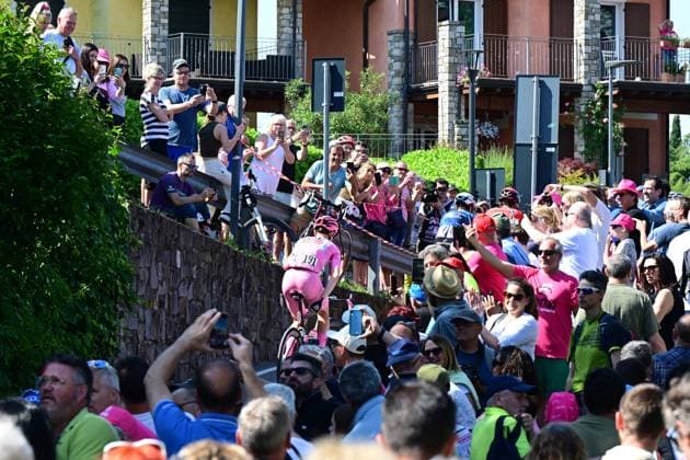 19.05.2024, Livigno, ITA, Giro d Italia 2024, 15. Etappe, von Manerba del Garda nach Livigno (222 km), im Bild Tadej Pogacar (SLO, UAE Team Emirates) im Rosa Trikot des Gesamtführenden am Start zur 15. Etappe in Manerba del Garda during the 107 Giro d Italia cycling race, 15th stage from Manerba del Garda to Livigno (222 km). in Livigno, Italy on 2024 05 19. Expa Livigno