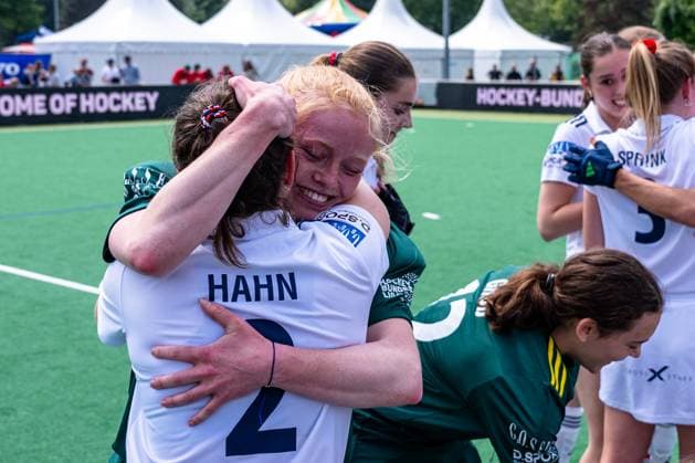 Bilder des Jahres 2024, Sport 05 Mai Sport Themen der Woche KW21 Bonn, Hockey Finale Damen, DHC - MHC 2-1 19.05.2024, Jubel Freude bei Torhüterin DHC Femke Jovi freut sich über den Titel mit Maria Hahn (Duesseldorfer HC) Bonn Nordrhein-Westfalen Deutschland *** Bonn, womens field hockey final, DHC MHC 2 1 19 05 2024, goalkeeper DHC Femke Jovi celebrates the title with Maria Hahn Duesseldorfer HC Bonn North Rhine-Westphalia Germany Finale Damen MHC - DHC 19.05.24 LR-0286