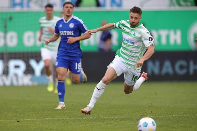 Lukas Petkov, Fürth, im Rückrundenspiel der Saison 2023 2024 zwischen SpVgg Greuther Fürth und FC Schalke 04 (2:0) in Fürth; 19 05 2024 -