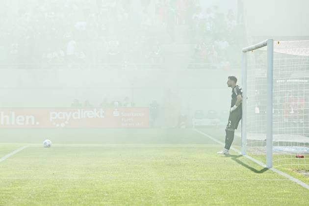 Bilder des Jahres 2024, Sport 05 Mai Sport Themen der Woche KW21 Marius Müller, S04, im Pyro-Nebel im Rückrundenspiel der Saison 2023 2024 zwischen SpVgg Greuther Fürth und FC Schalke 04 (2:0) in Fürth; 19 05 2024 - 