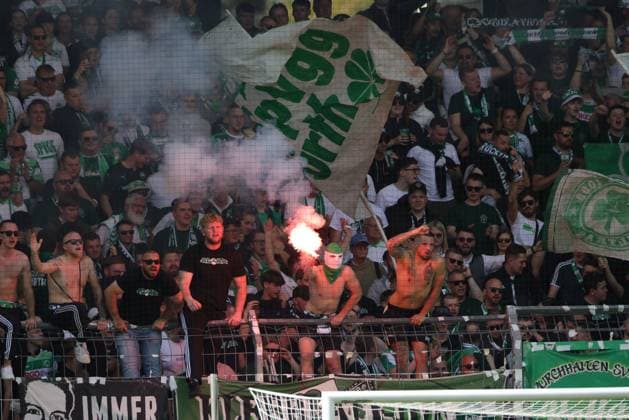 Fürther Fans mit Pyrotechnik im Rückrundenspiel der Saison 2023 2024 zwischen SpVgg Greuther Fürth und FC Schalke 04 (2:0) in Fürth; 19 05 2024 -