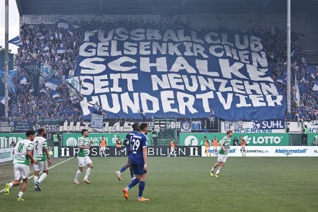 Schalke Fans im Rückrundenspiel der Saison 2023 2024 zwischen SpVgg Greuther Fürth und FC Schalke 04 (2:0) in Fürth; 19 05 2024 -