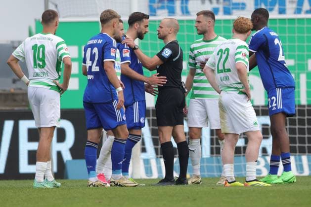 Schiri Patrick Schwengers im Rückrundenspiel der Saison 2023 2024 zwischen SpVgg Greuther Fürth und FC Schalke 04 (2:0) in Fürth; 19 05 2024 -