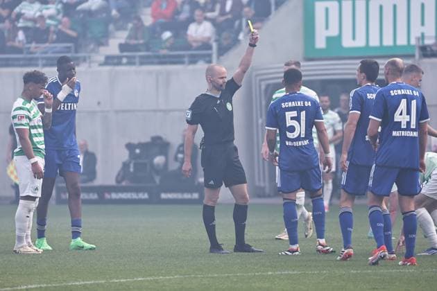 Schiri Patrick Schwengers zeigt eine Gelbe Karte im Rückrundenspiel der Saison 2023 2024 zwischen SpVgg Greuther Fürth und FC Schalke 04 (2:0) in Fürth; 19 05 2024 -