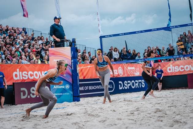 Beachvolleyball Frauen German Beach Tour 2024 Tourstop Düsseldorf 19.05.2024 Janne Uhl (rechts) freut sich Richtung Paula Schürholz (links) Düsseldorf Robert-Lehr-Ufer Nordrhein-Westfalen Deutschland
