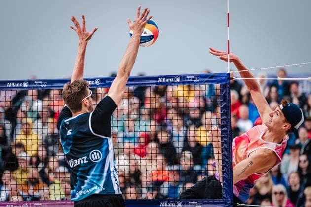 Beachvolleyball Männer German Beach Tour 2024 Tourstop Düsseldorf 19.05.2024 Milan Sievers (links) blockt den Angriff von Max Just (rechts) Düsseldorf Robert-Lehr-Ufer Nordrhein-Westfalen Deutschland