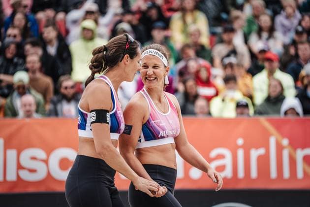 Beachvolleyball Frauen German Beach Tour 2024 Tourstop Düsseldorf 19.05.2024 Isabel Schneider (rechts) freut sich mit Kira Walkenhorst (links) Düsseldorf Robert-Lehr-Ufer Nordrhein-Westfalen Deutschland