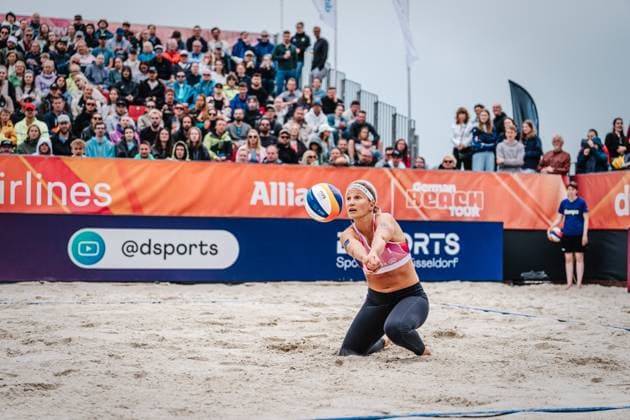 Beachvolleyball Frauen German Beach Tour 2024 Tourstop Düsseldorf 19.05.2024 Isabel Schneider nimmt den Ball an Düsseldorf Robert-Lehr-Ufer Nordrhein-Westfalen Deutschland