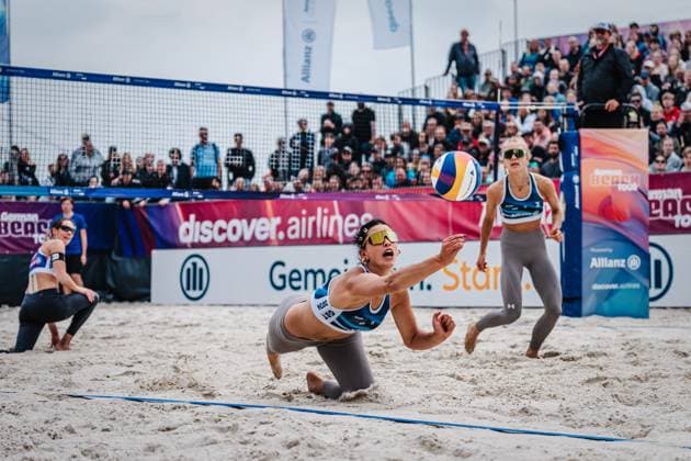 Beachvolleyball Frauen German Beach Tour 2024 Tourstop Düsseldorf 19.05.2024 Janne Uhl springt nach dem Ball Düsseldorf Robert-Lehr-Ufer Nordrhein-Westfalen Deutschland