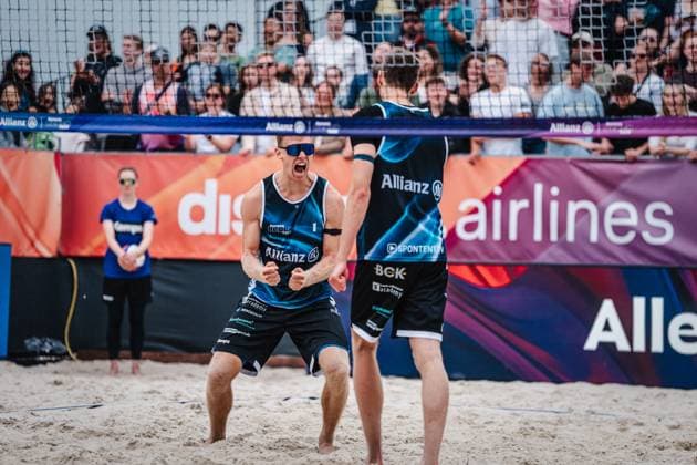 Beachvolleyball Männer German Beach Tour 2024 Tourstop Düsseldorf 19.05.2024 Jonas Reinhardt (links) jubelt in Richtung Milan Sievers (rechts) Düsseldorf Robert-Lehr-Ufer Nordrhein-Westfalen Deutschland