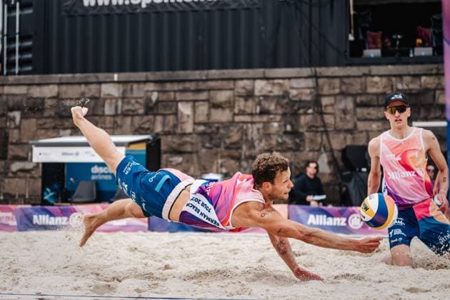 Beachvolleyball Männer German Beach Tour 2024 Tourstop Düsseldorf 19.05.2024 Eric Stadie fliegt durch die Luft Düsseldorf Robert-Lehr-Ufer Nordrhein-Westfalen Deutschland